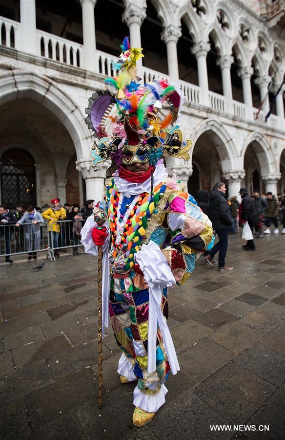 ITALY-VENICE-CARNIVAL-REVELERS