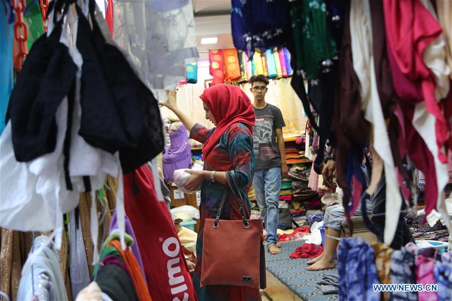 KASHMIR-SRINAGAR-MUSLIM FESTIVAL-SHOPPING