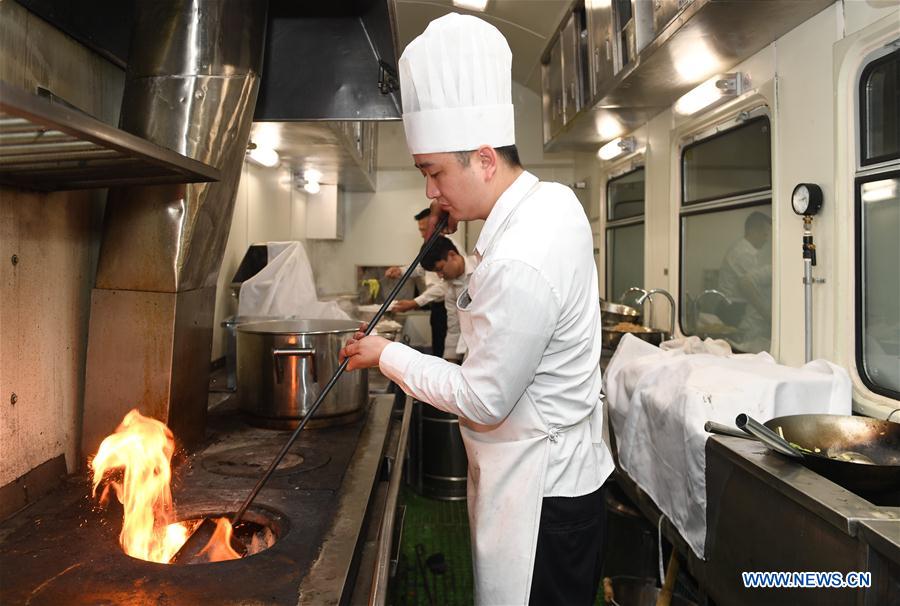 CHINA-HUBEI-TRAIN CHEF (CN)