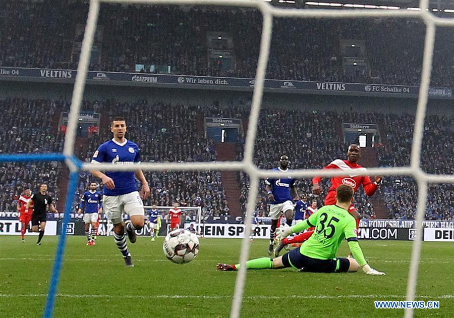 (SP)GERMANY-GELSENKIRCHEN-SOCCER-BUNDESLIGA-SCHALKE 04 VS DUSSELDORF