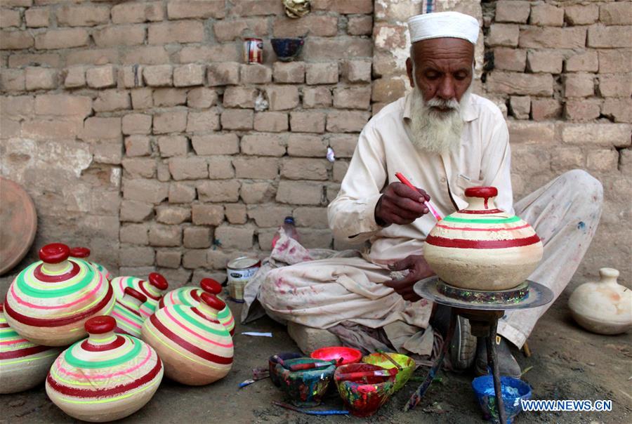 PAKISTAN-PESHAWAR-DAILY LIFE-POTTERY