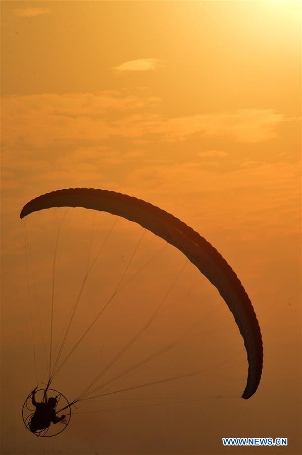 KUWAIT-AL AHMADI-PARAGLIDER-SUNSET