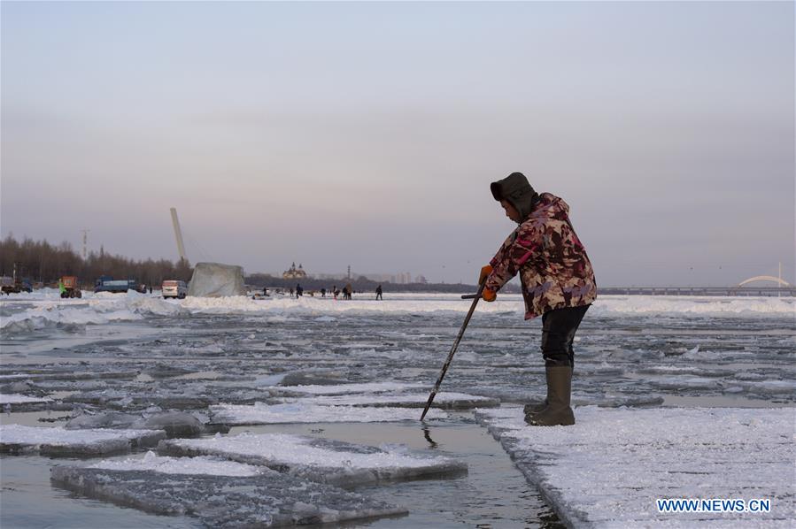 CHINA-HARBIN-ICE AND SNOW-WORKERS AND ARTISTS (CN)