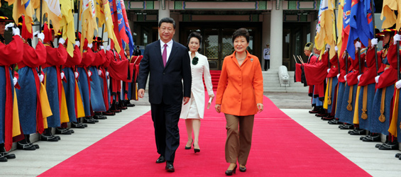 Xi attends welcome ceremony held by Park in Seoul