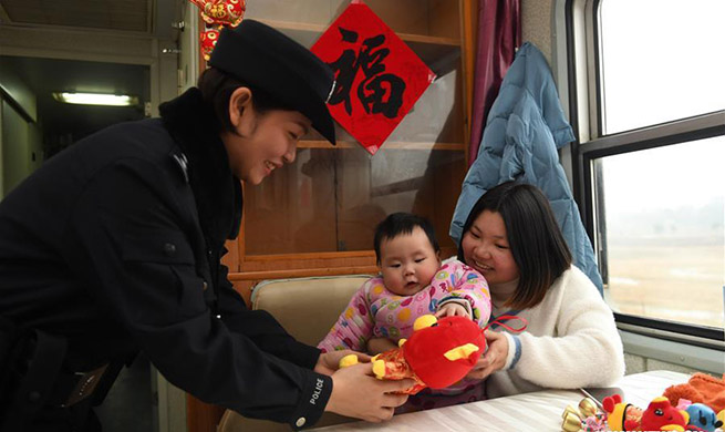 In pics: Kids taken care of during Spring Festival travel rush