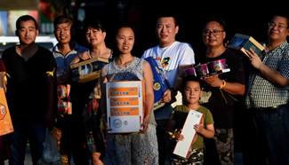 Pic story: Volunteers distribute flood relief materials in E China