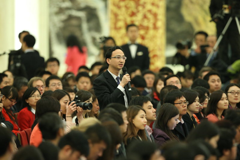 3月15日，国务院总理李克强在北京人民大会堂与中外记者见面，并回答记者提问。这是一位记者在提问。 新华社记者 庞兴雷 摄