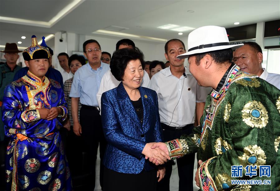 8月11日，带着以习近平同志为核心的党中央的亲切关怀和全国各族人民的美好祝福，中共中央政治局委员、中央统战部部长、中央代表团副团长孙春兰率中央代表团三分团在锡林郭勒盟看望各族干部群众，共同庆祝内蒙古自治区成立70周年。这是孙春兰在非公企业大庄园生态牛羊肉产业示范园同前来售羊的牧民亲切交谈。新华社记者 任军川 摄