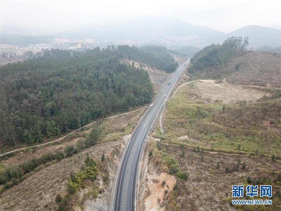 （图文互动·新华全媒头条）（2）让农民致富奔小康的道路越走越宽广——党的十八大以来以习近平同志为核心的党中央关心农村公路发展纪实