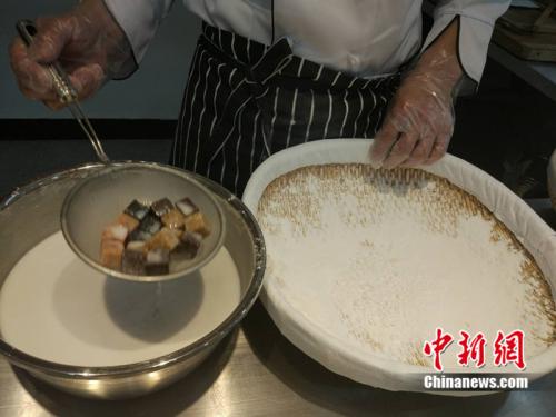 制作元宵时，首先要将馅料做好，沾上水，再投进盛满糯米粉的笸箩内摇。<a target='_blank'  ><p  align=