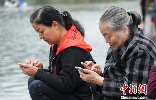 图为中国中老年女性使用智能手机上网。(资料图) 刘占昆 摄