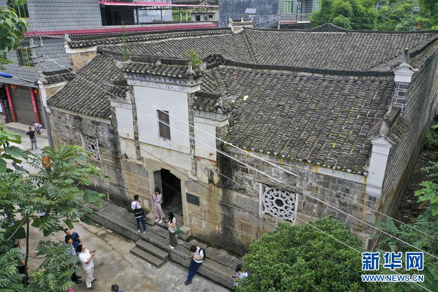 （壮丽70年·奋斗新时代——记者再走长征路·图文互动）（3）星火遍洒川黔边，红色记忆代代传