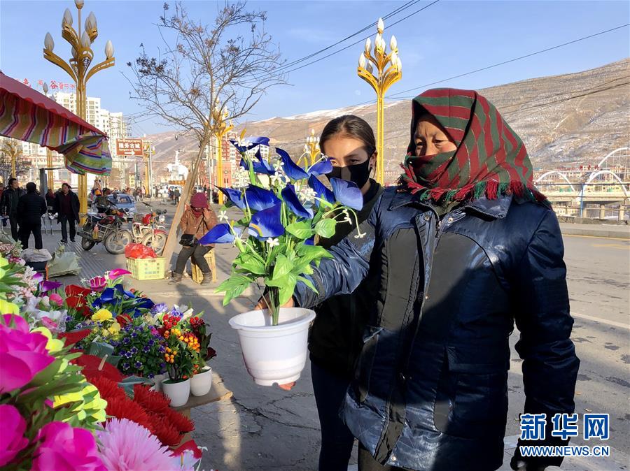 （新春走基层·图文互动）（2）“只要备好年货，新的一年就可以风调雨顺”——腊月藏区年货市场见闻