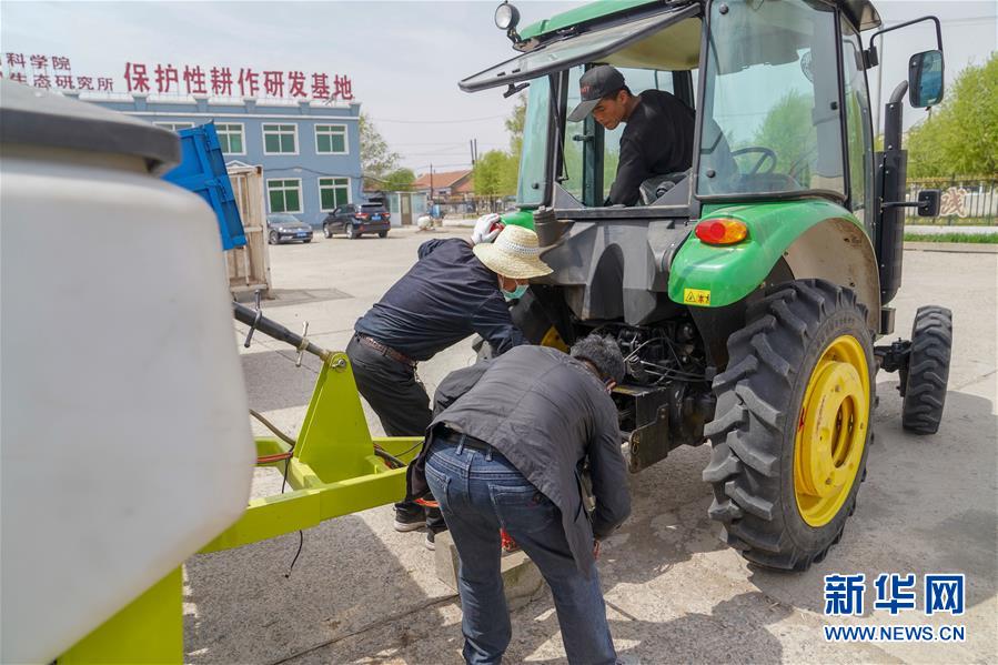 （在习近平新时代中国特色社会主义思想指引下——新时代新作为新篇章·习近平总书记关切事·图文互动）（10）让每一寸耕地都成为丰收的沃土——我国加强耕地?；ね平?ldquo;藏粮于地”