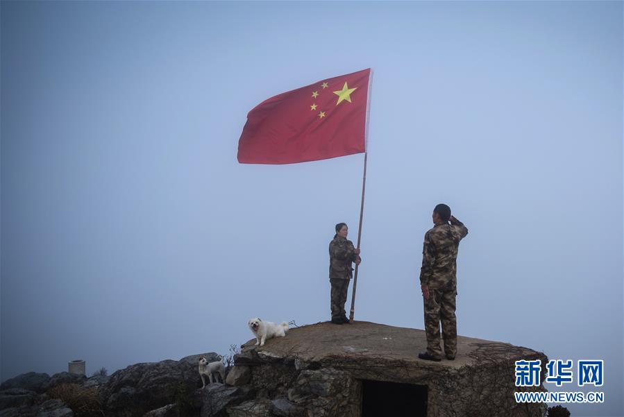 （壮丽70年·奋斗新时代——共和国荣光·图文互动）（1）王继才：“让我一辈子守着这面旗！”