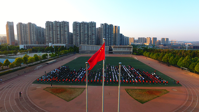 前进，前进，前进进! 在伟大变革中彰显青春