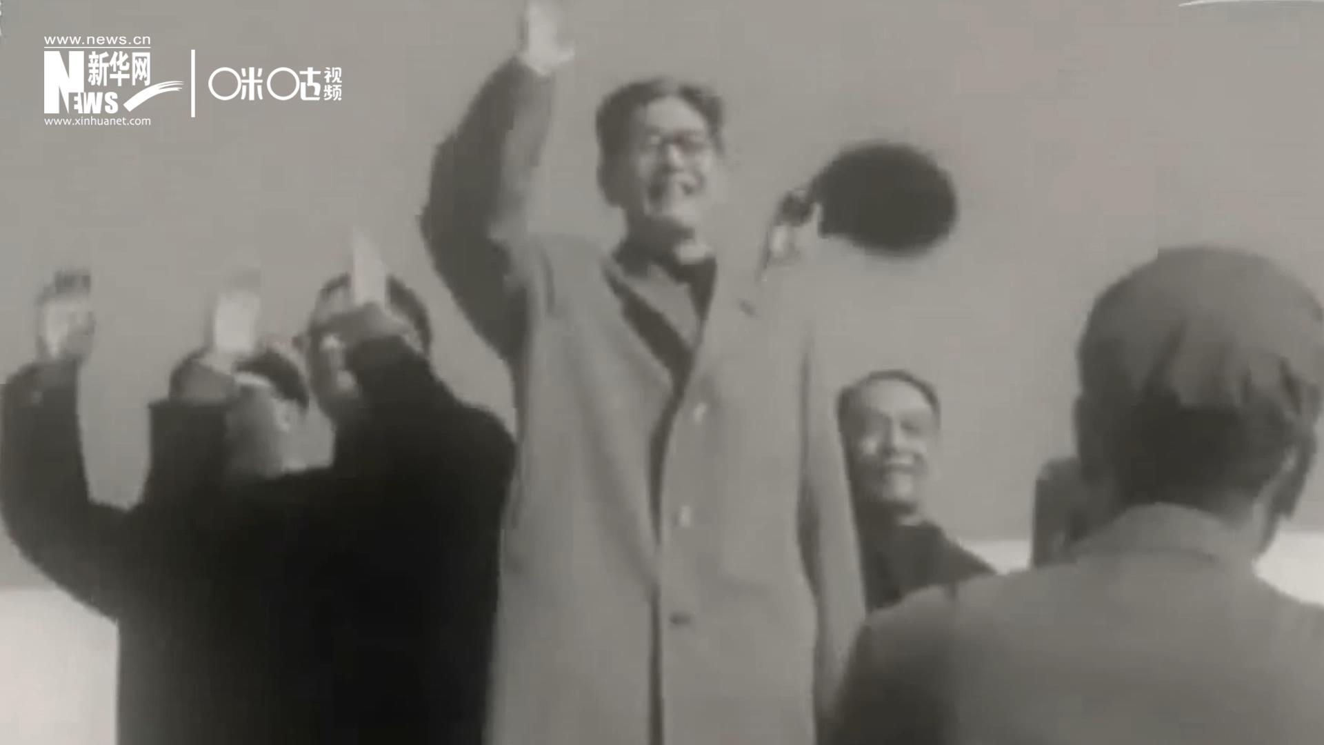 1971年11月9日，全新成立的中国联合国代表团在群众的欢呼与掌声中登上专机，正式开启了中国的联合国之旅。