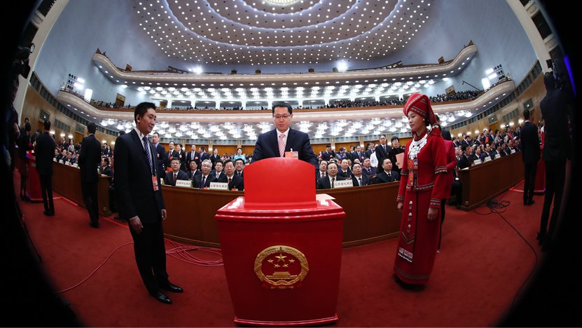 3月17日，人代会全体会议上代表在投票