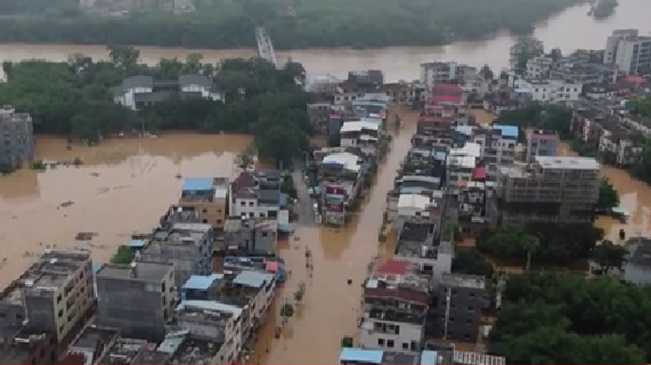 中国南方多地强降雨 北方大风强对流并行