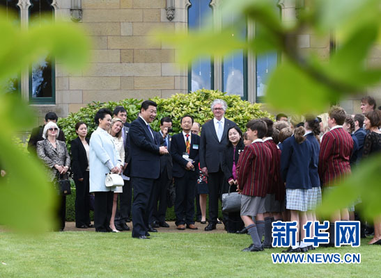 11月18日，国家主席习近平在澳大利亚塔斯马尼亚州与朗塞斯顿市斯科奇－欧克伯恩小学的小学生共同植树。新华社记者 马占成 摄