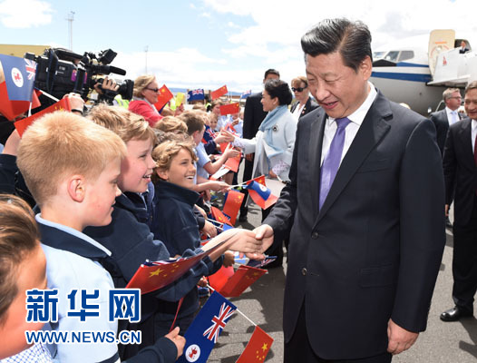 11月18日，国家主席习近平在澳大利亚塔斯马尼亚州参观访问。这是习近平和夫人彭丽媛抵达塔斯马尼亚州霍巴特机场时，与前来欢迎的当地儿童亲切交流。新华社记者 马占成 摄