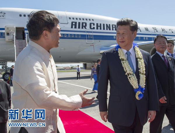 11月17日，国家主席习近平抵达菲律宾首都马尼拉尼诺·阿基诺国际机场，出席即将举行的亚太经合组织第二十三次领导人非正式会议。菲律宾高级官员到机场迎接习近平主席。新华社记者李学仁摄