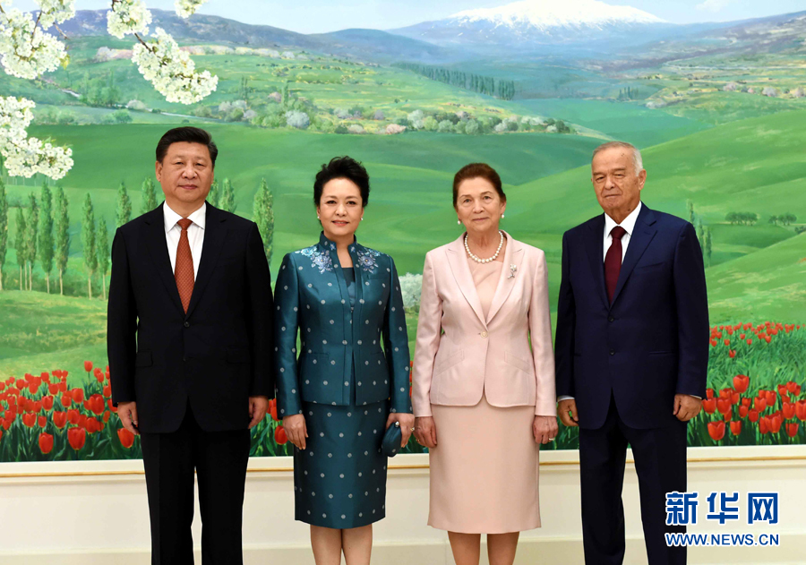 6月22日，国家主席习近平在塔什干库克萨莱国宾馆同乌兹别克斯坦总统卡里莫夫举行会谈?；崽盖?，习近平出席卡里莫夫举行的欢迎仪式。习近平和夫人彭丽媛受到卡里莫夫和夫人卡里莫娃热情迎接。新华社记者饶爱民摄