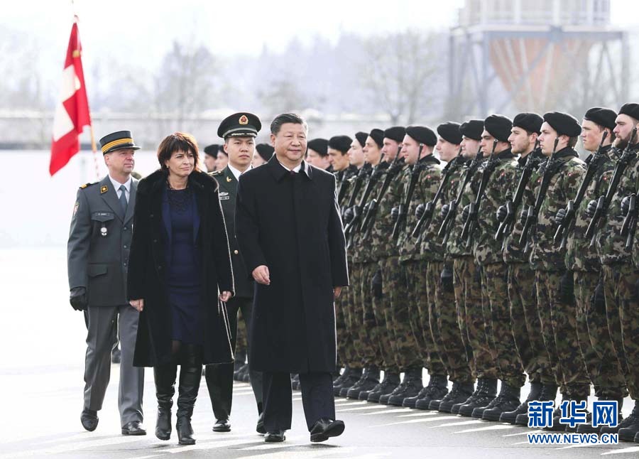 1月15日，国家主席习近平乘专机抵达苏黎世，开始对瑞士联邦进行国事访问。 这是习近平在瑞士联邦主席洛伊特哈德陪同下检阅仪仗队。新华社记者 兰红光 摄